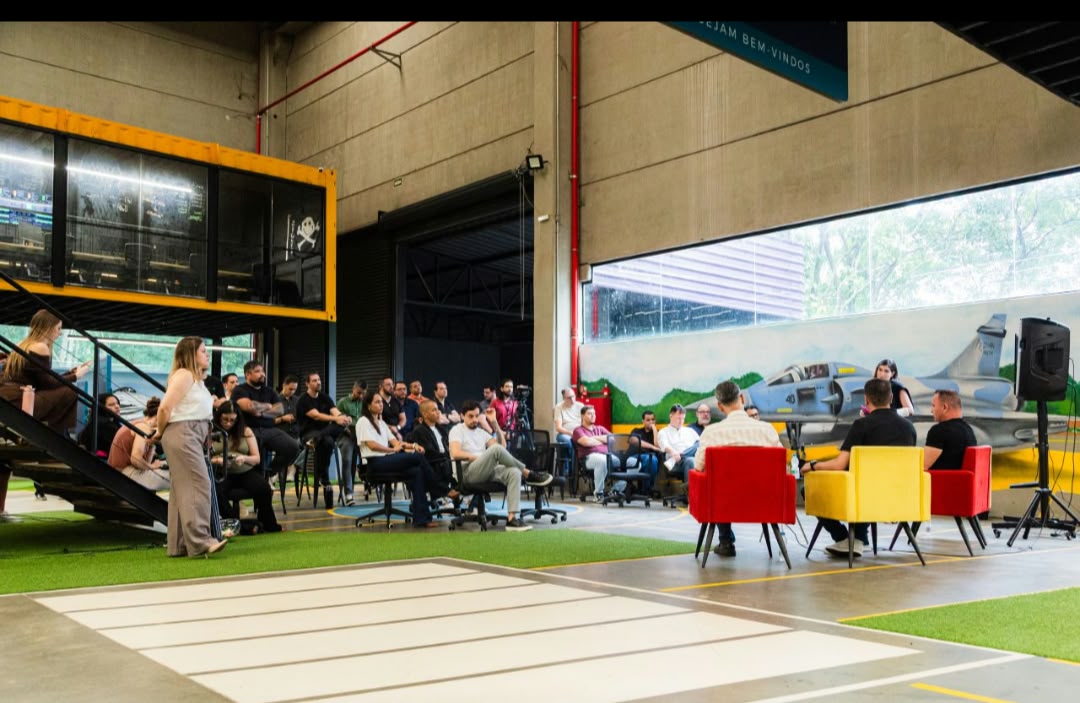 Auditório da Wevy com participantes acompanhando um painel