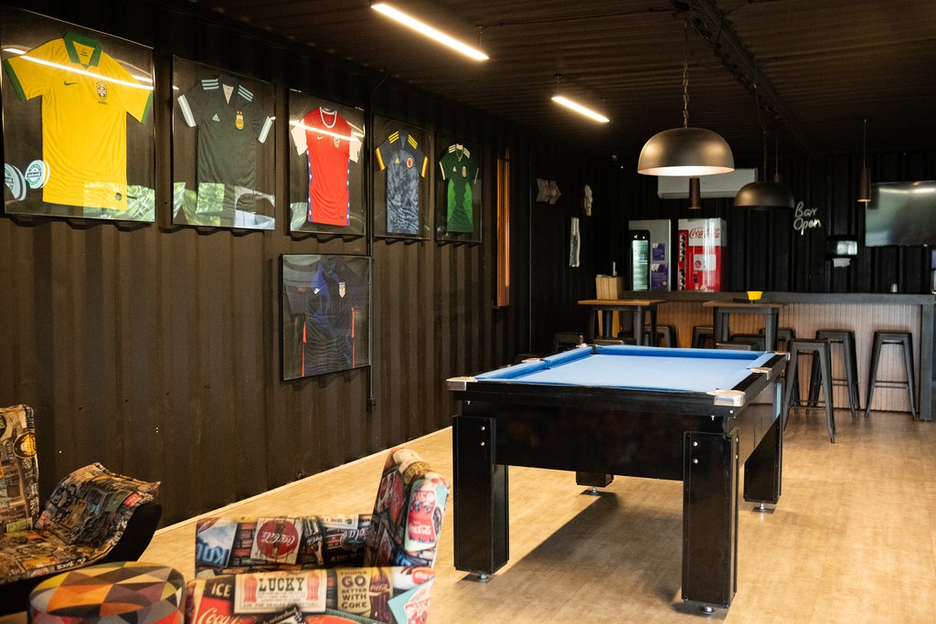 Lounge da Wevy com mesa de sinuca
