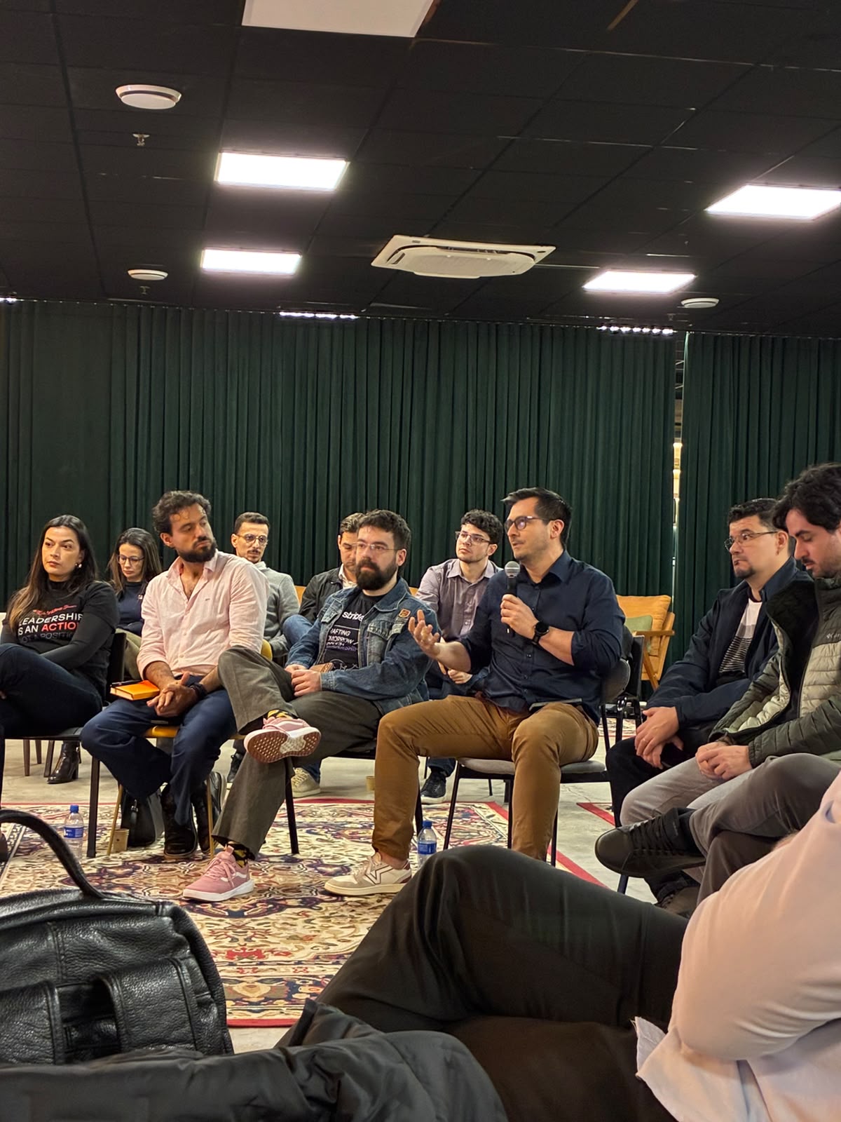 Roda de conversa entre os participantes durante a Arena Strides